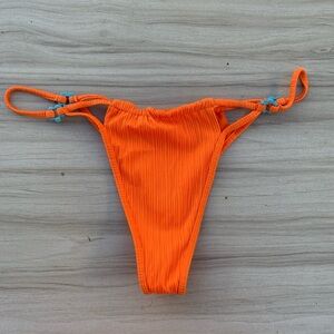 Frankie’s Bikinis Enzo Bikini Bottoms in Papaya

Size Large

Orange